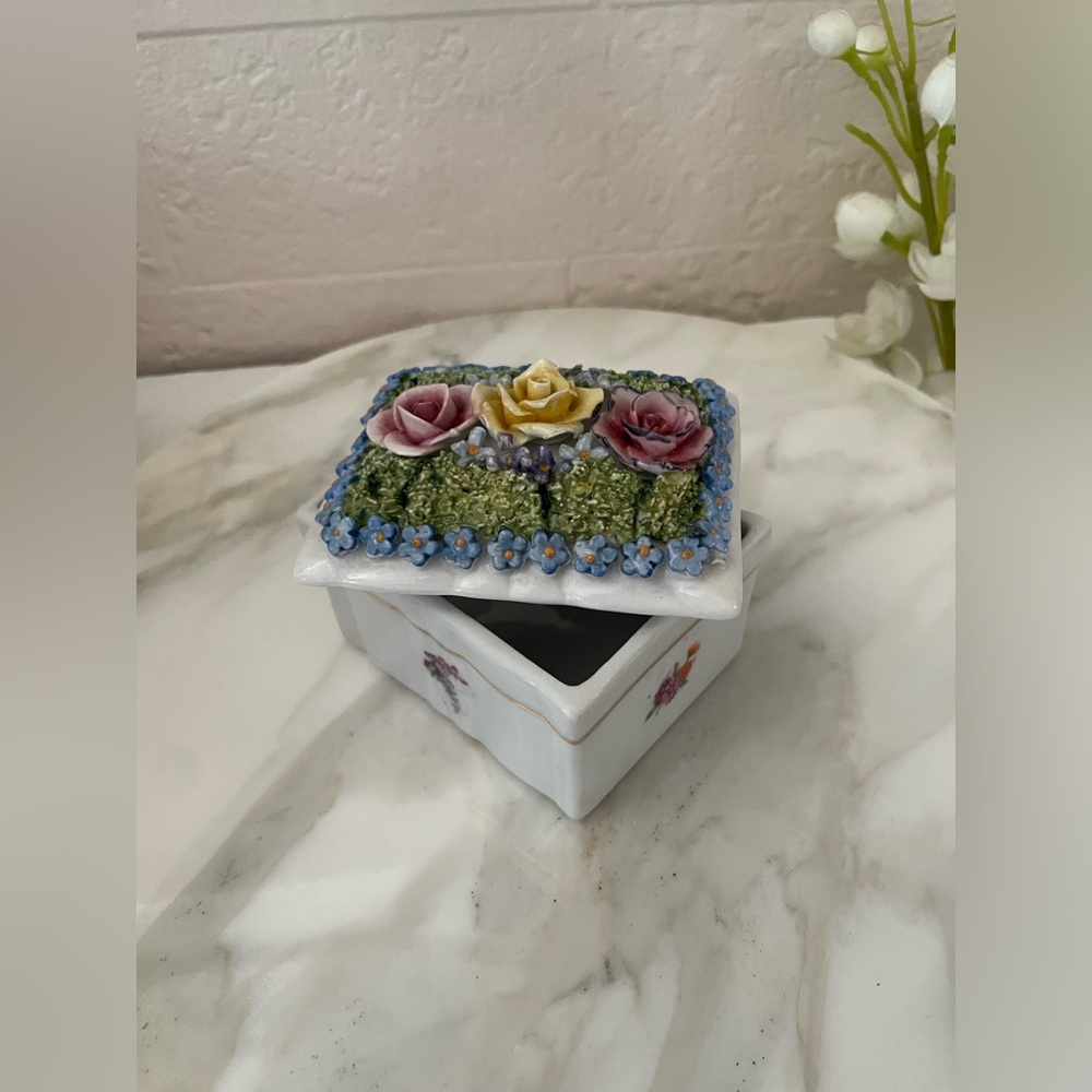 Unique Vintage Decorative
Porcelain Home Decor Box Made in
Germany